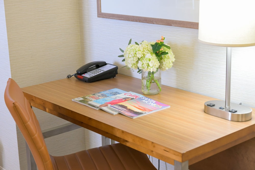 Gateway Hotel Santa Monica 56/65