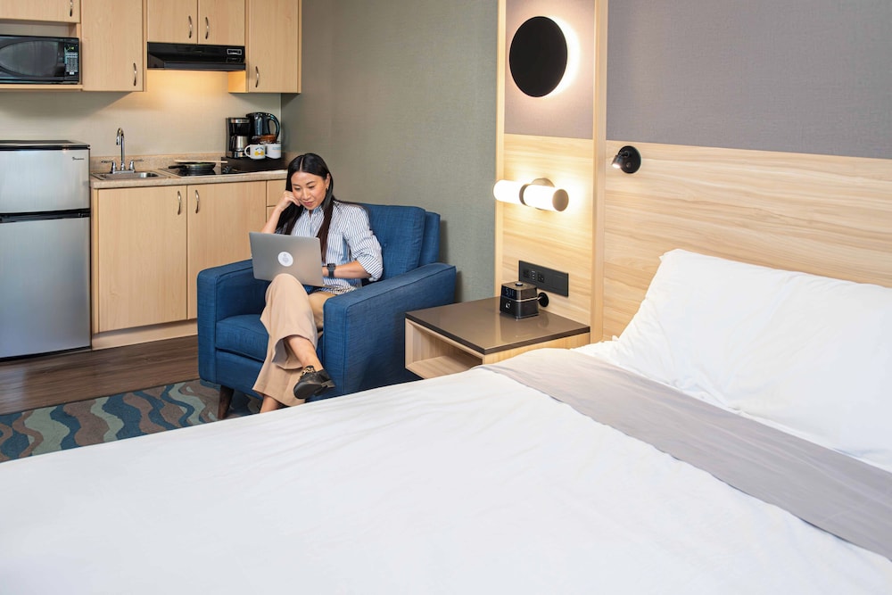 غرفة بسرير كوين مع أريكة بمطبخ صغير، Accent Inn Vancouver Airport 3/4