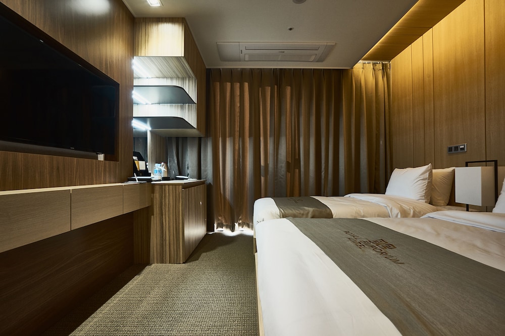 Royal Emporium Hotel 25/72