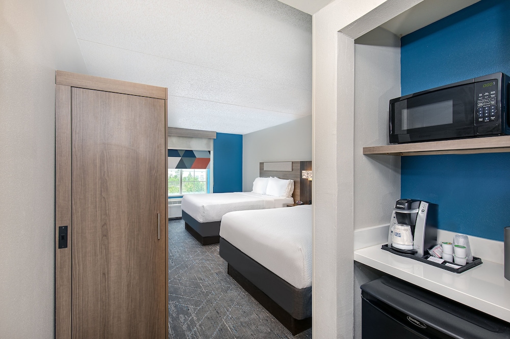 Holiday Inn Express Hotel and Suites Columbus At Northlake 56/57