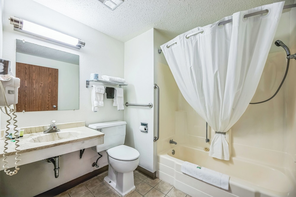 Hotel 8 Fergus Falls 47/49