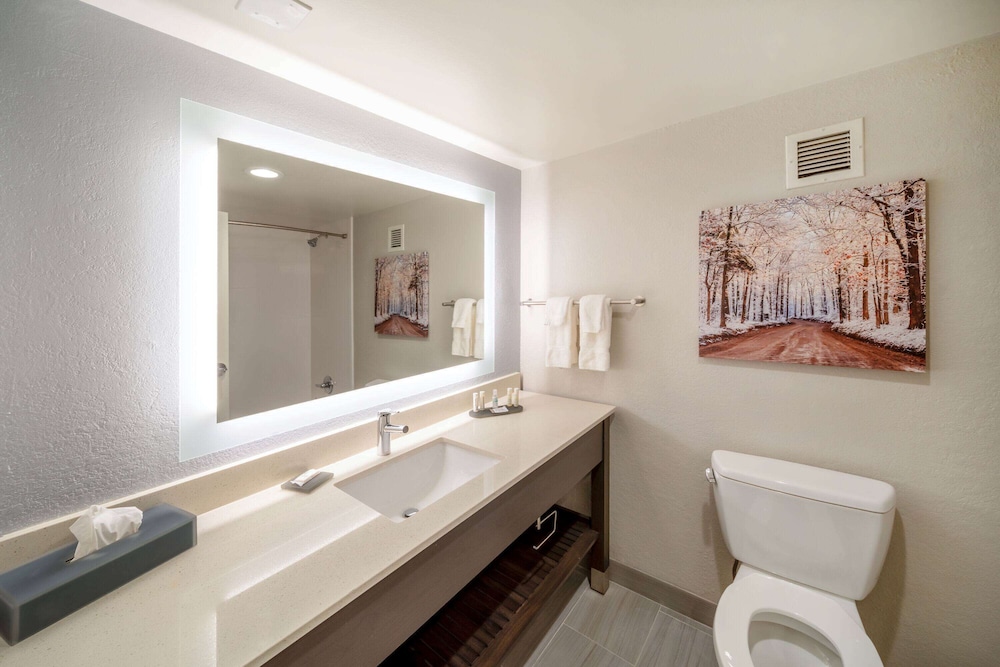 La Quinta Inn and Suites by Wyndham Jonesboro 25/26