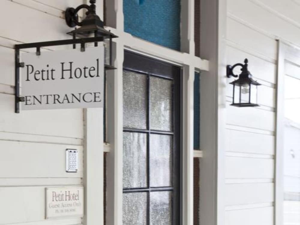 THE MARTINBOROUGH HOTEL 7/85