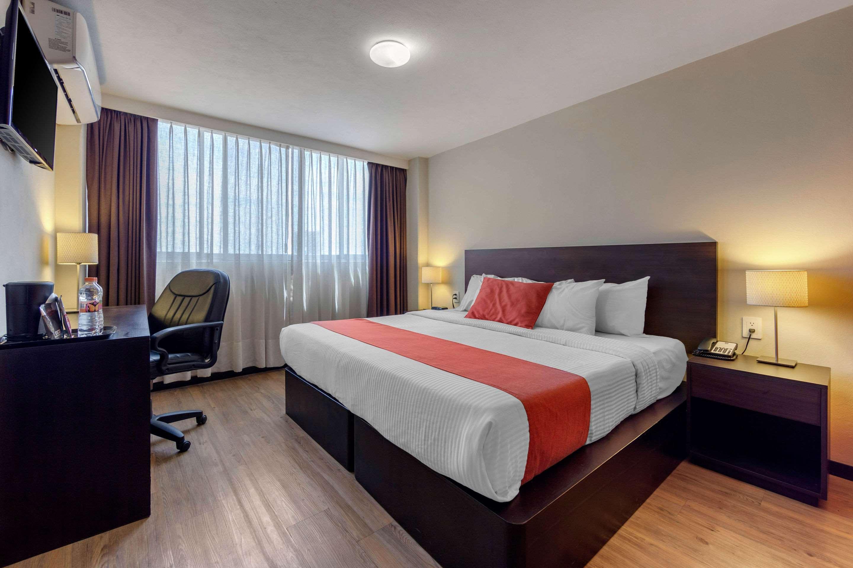ROOM, QUEEN BED
