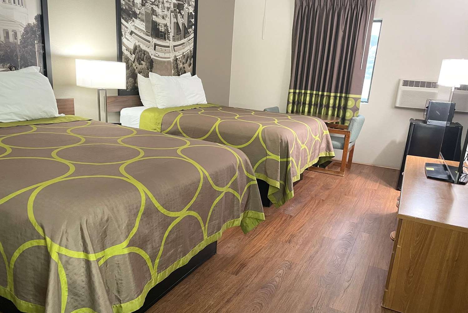 Super 8 by Wyndham Eureka/Six Flags Nearby 14/19