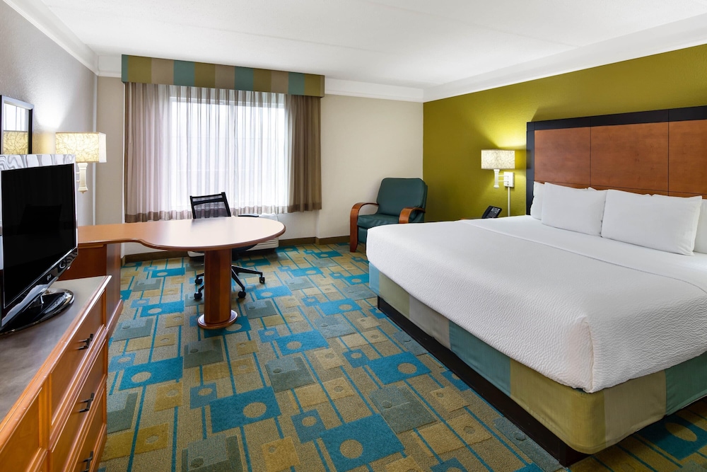 غرفة بسرير كينج، La Quinta Inn and Suites by Wyndham Greenville Haywood 3/6