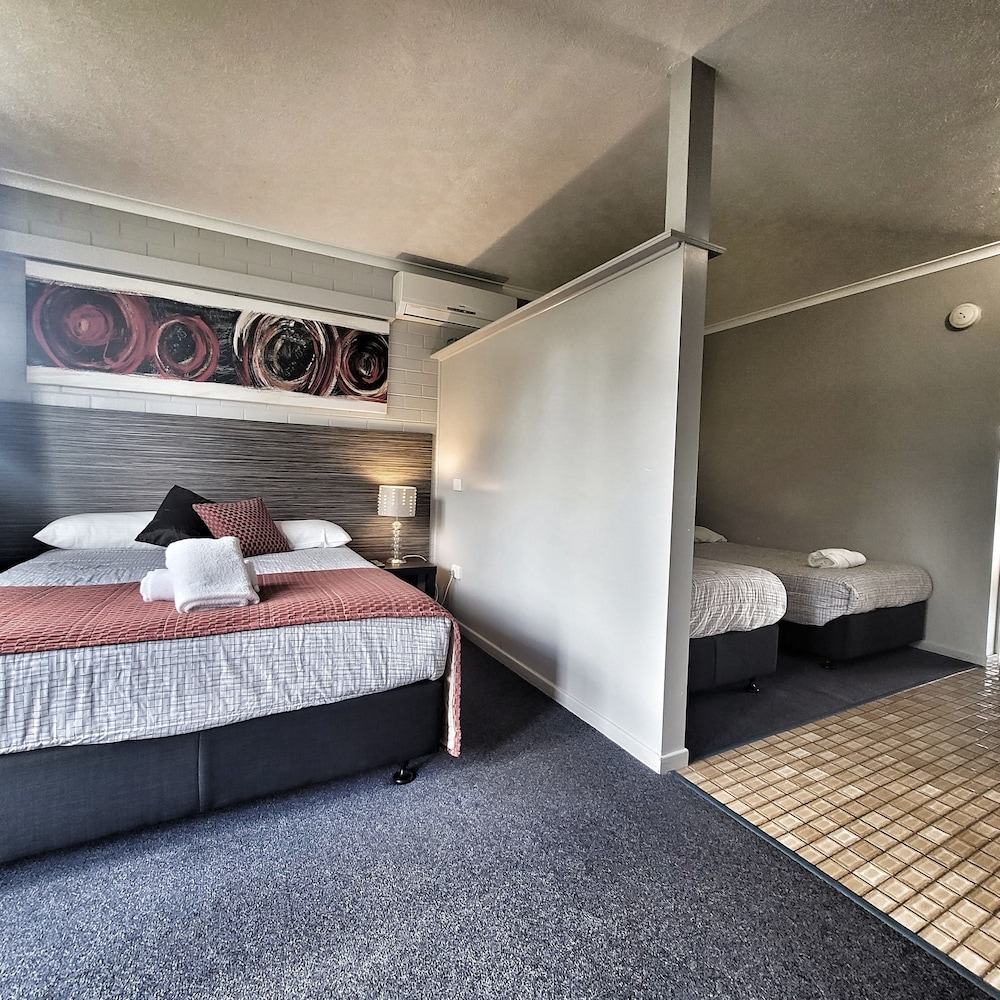 Room, 1 Queen and 1 Single Bed