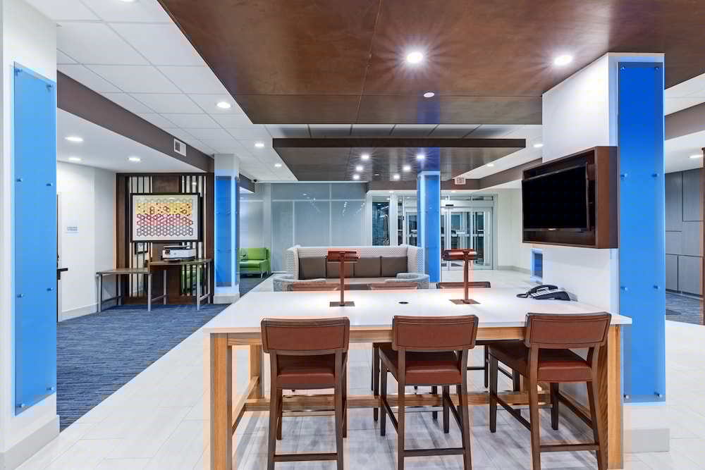 Holiday Inn Express & Suites Purcell 37/48