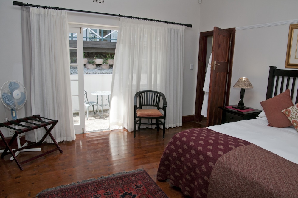 Hide Away Guest House 27/70