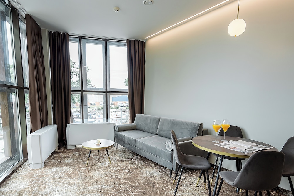 Old Port Hotel 29/50
