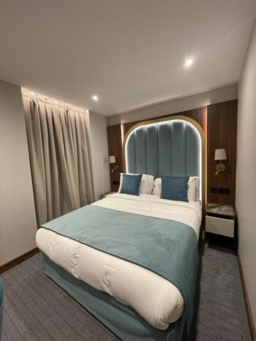 Semi Basement, Small Double