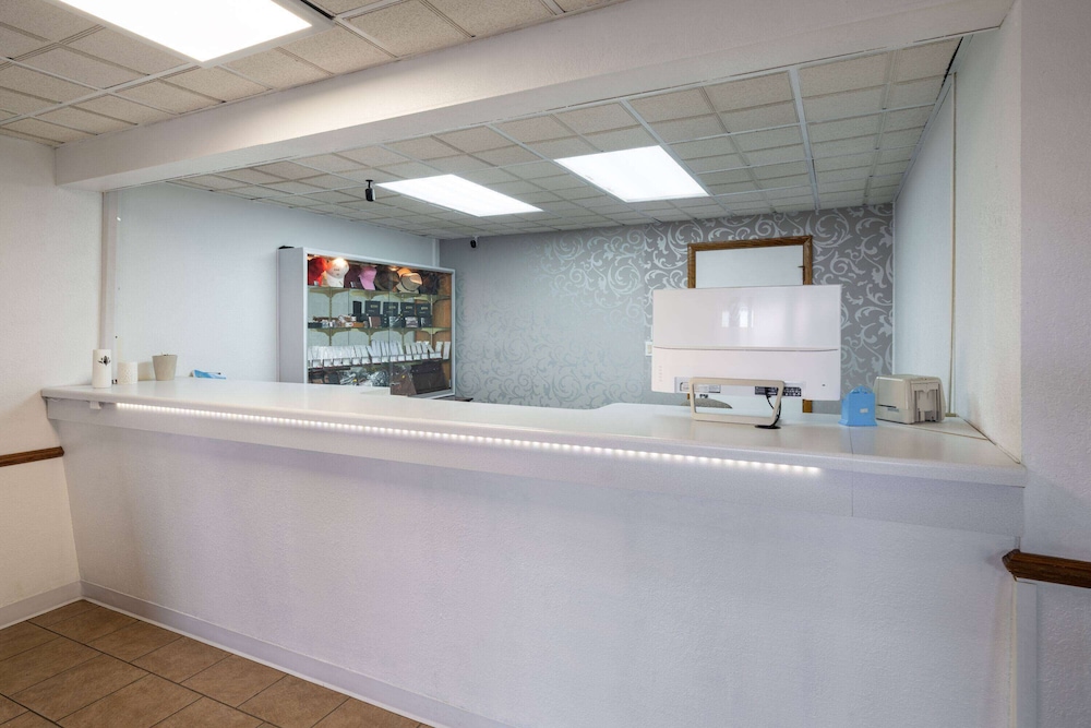 Travelodge by Wyndham Merrill 8/50