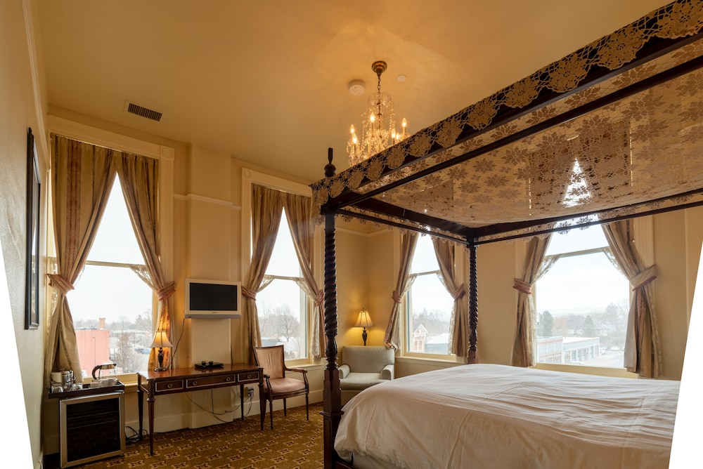Romantic, 4 People, Queen Bed، Geiser Grand Hotel 3/6