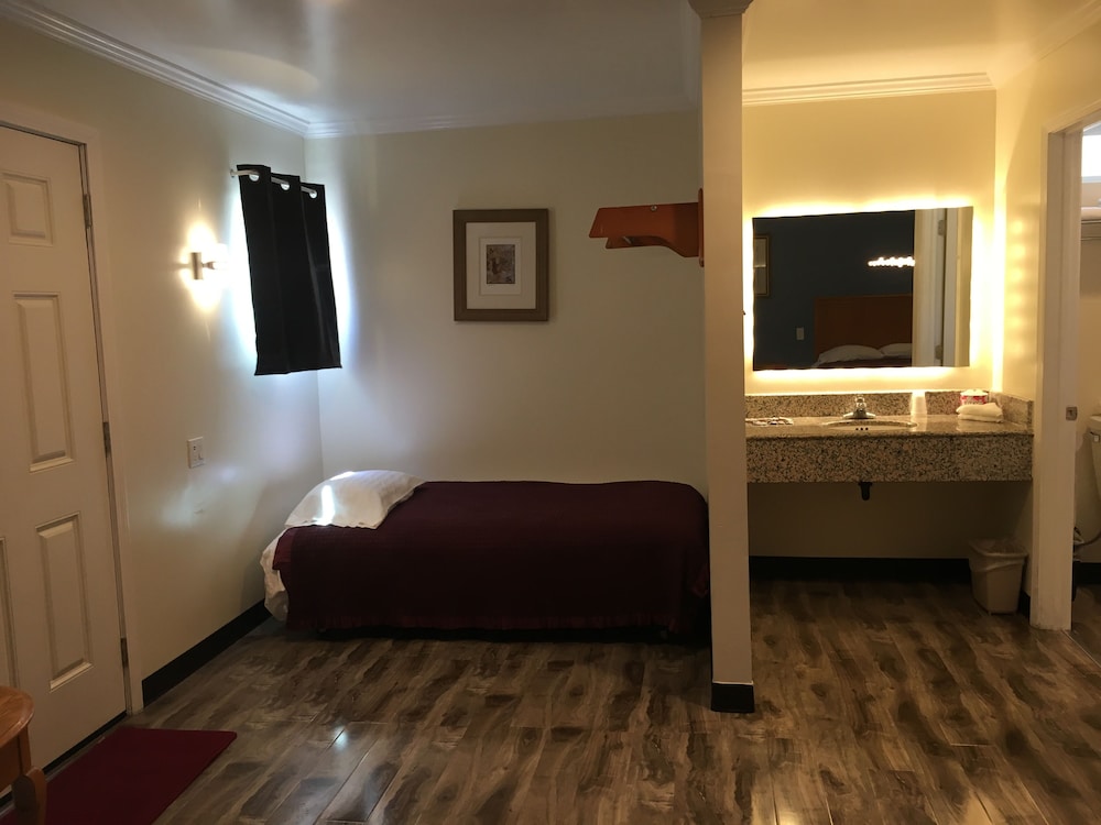 Lincoln Park Motel 27/50