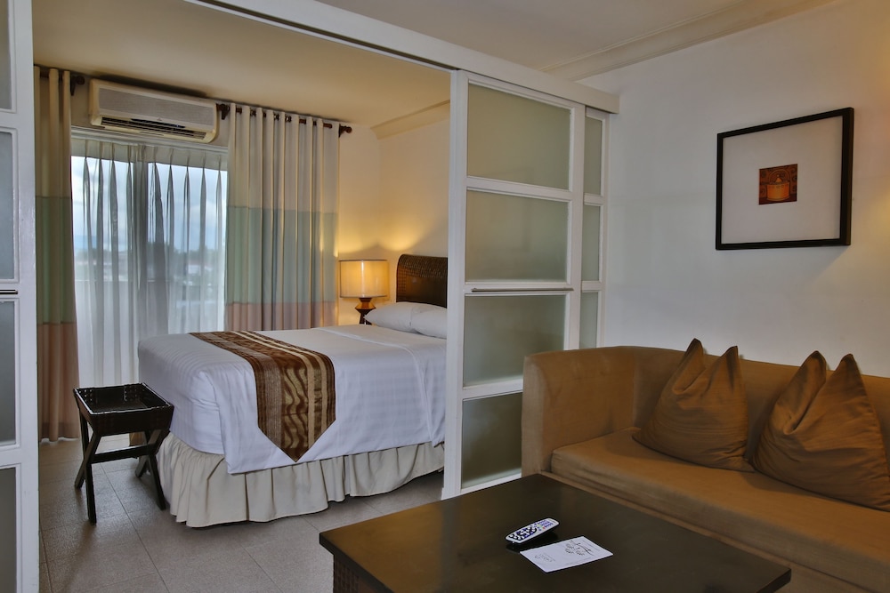Crown Regency Suites Mactan 35/74