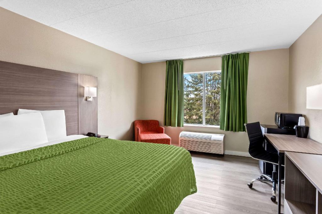 غرفة بسرير كينج للمدخنين، Econo Lodge Willowbrook 2/4