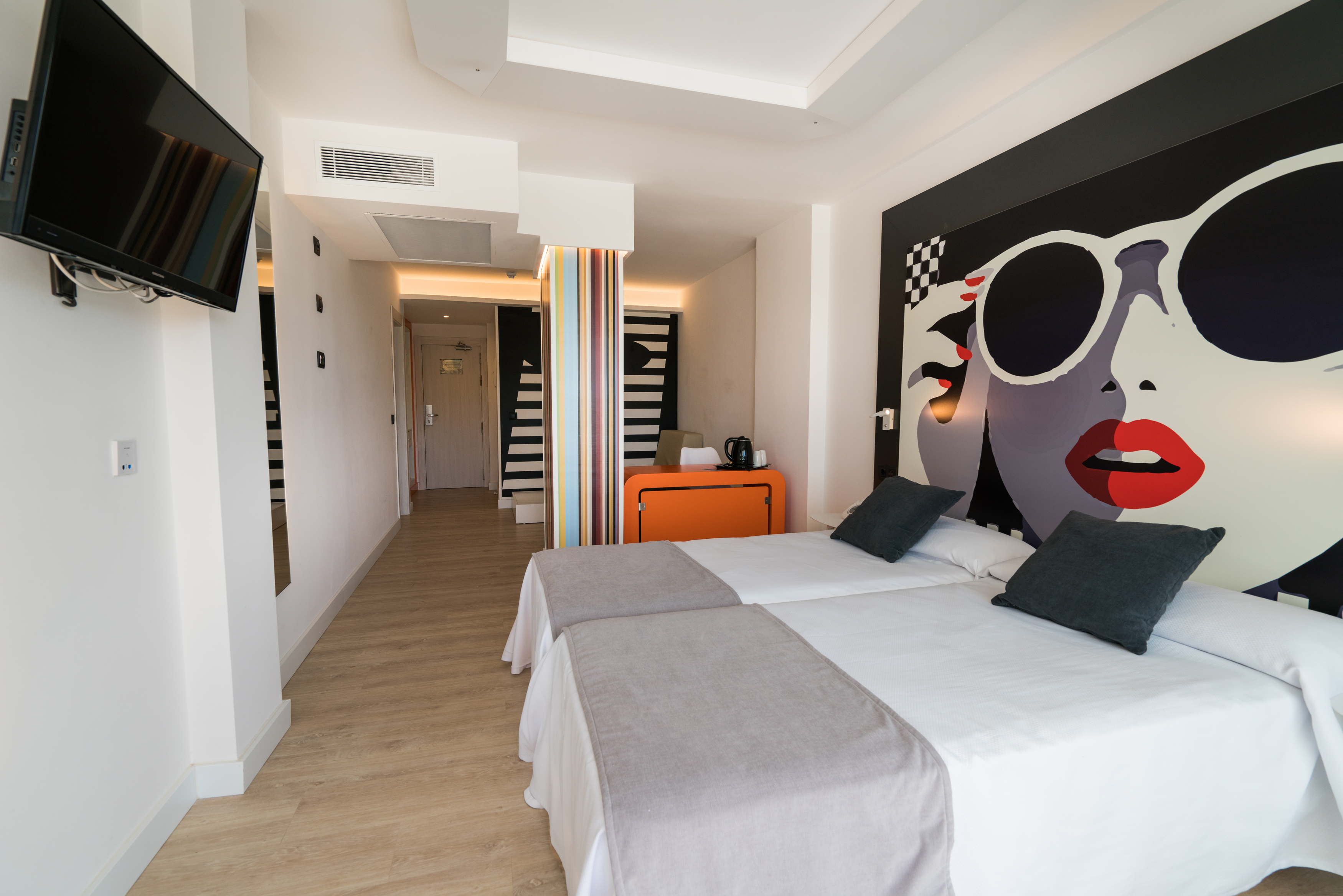 غرفة سوبيريور بسرير مزدوج بإطلالة على المسبح بحوض استحمام، Thb Naeco Ibiza - Adults Only 5/9