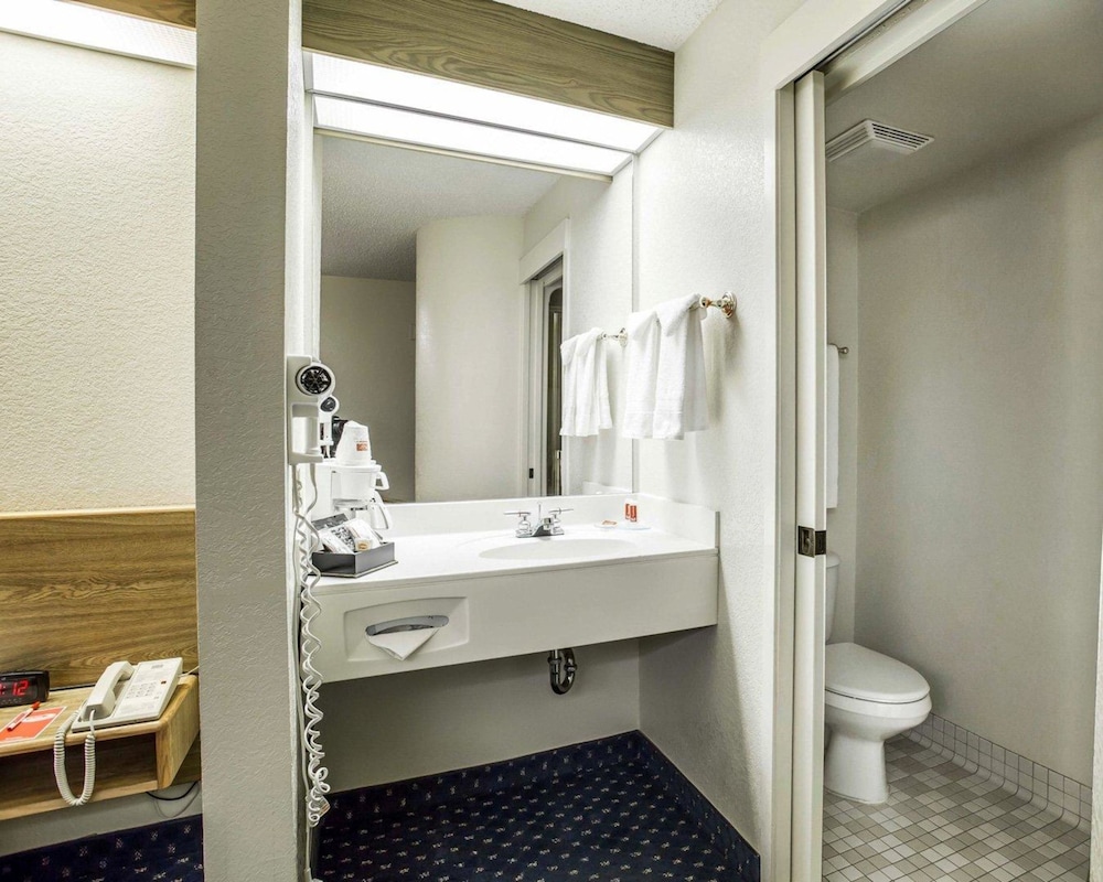 Econo Lodge Denver International Airport 14/37
