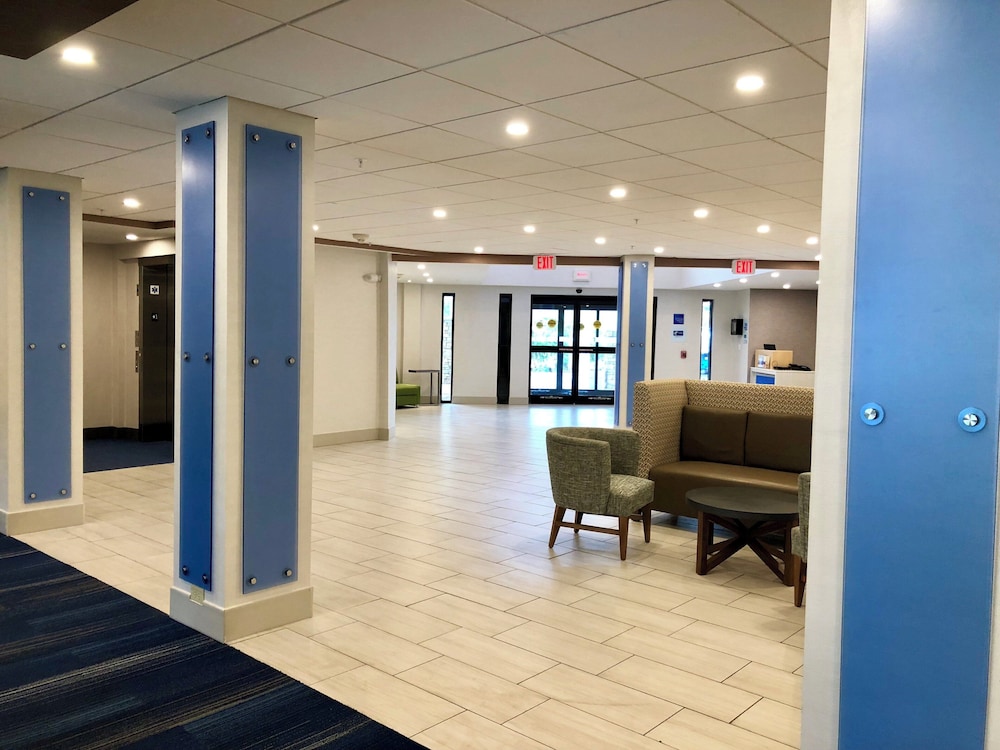 Holiday Inn Express & Suites Great Barrington Lenox Area 20/40