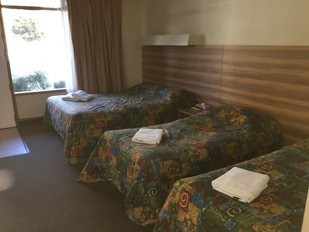 RED CEDARS MOTEL CANBERRA 16/42