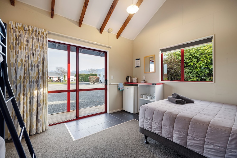 كابينة بسرير مزدوج وسرير بطابقين