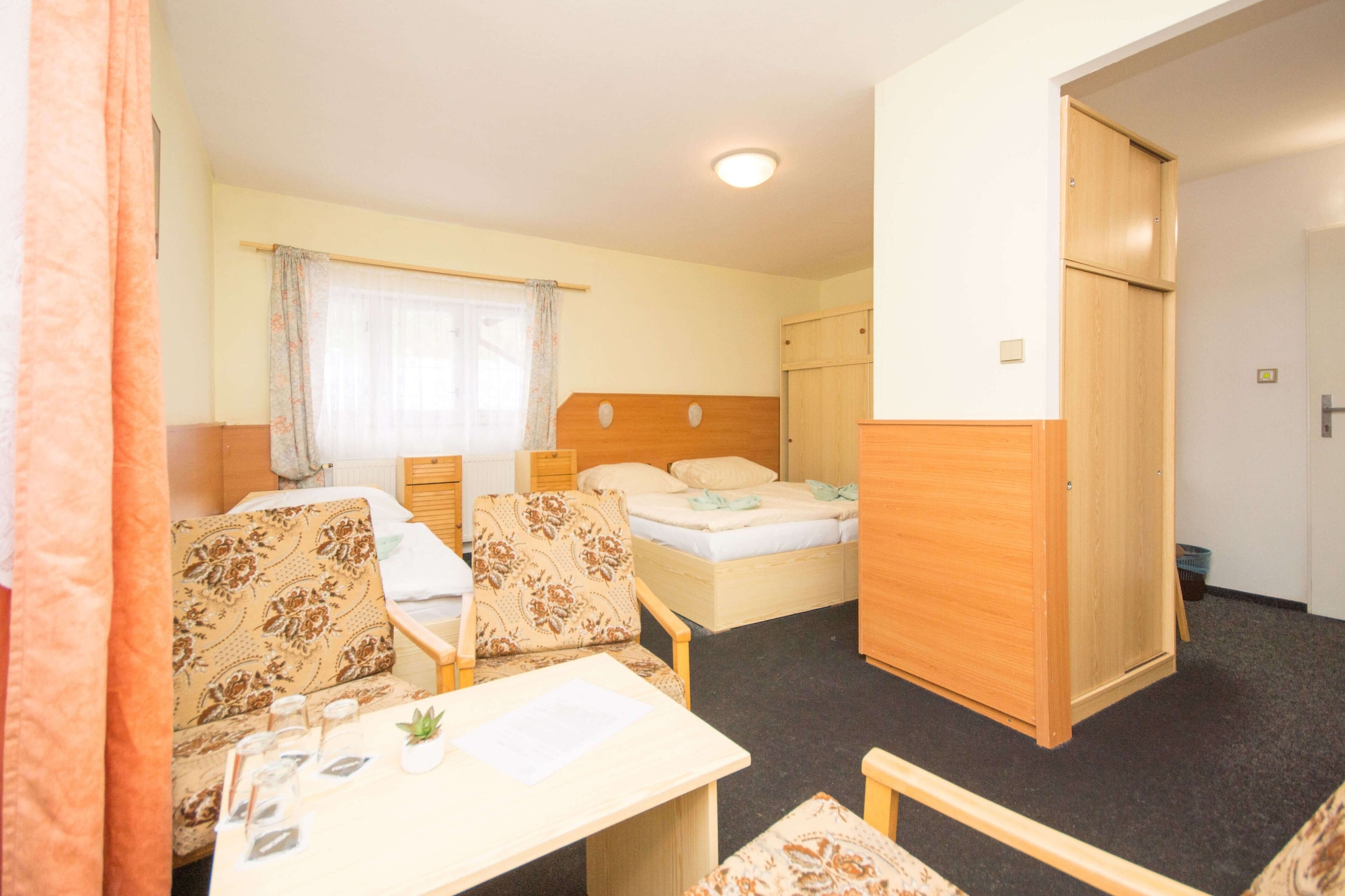 غرفة قياسية رباعية بسرير مزدوج وسريرين منفصلين، Sport Resort Hotel Gejzirpark 6/6