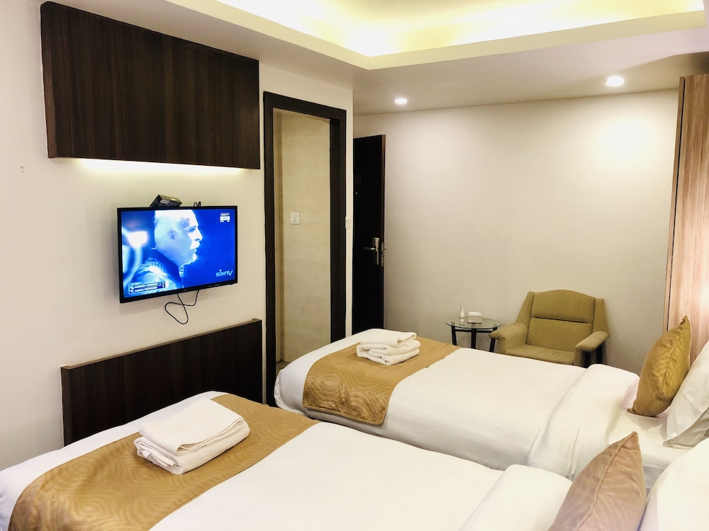 DELUXE, DOUBLE OR TWIN BED