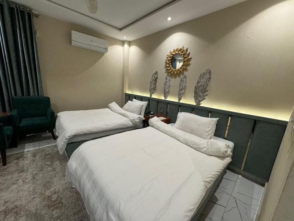 DELUXE, DOUBLE OR TWIN BED
