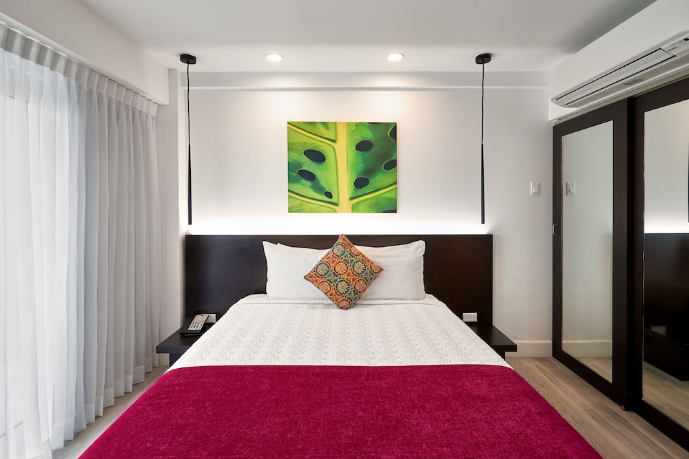 R Hotel Kingston 7/41