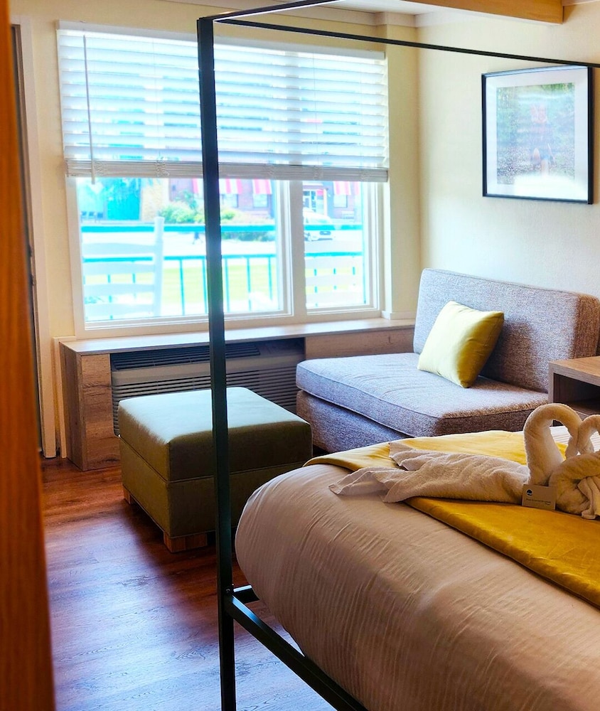 LUXURY, KING BED, PARKWAY VIEW, BALCONY