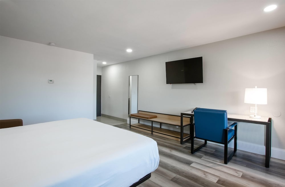 ROOM, KING BED