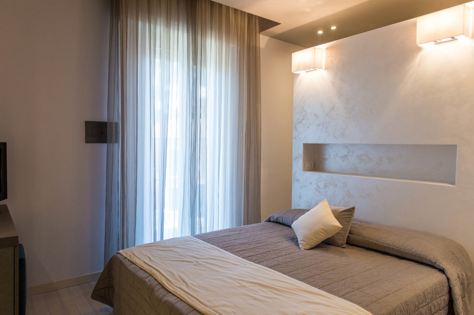 ROOM, DOUBLE BED