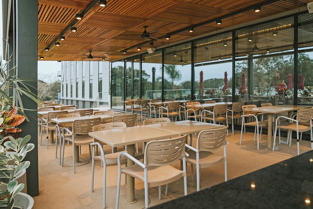 Howard Johnson by Wyndham Resistencia La Ribera 37/48