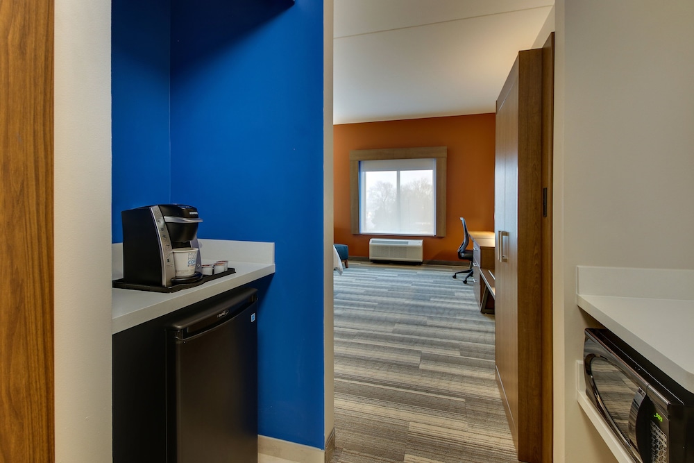 Holiday Inn Express & Suites Nashville Metrocenter Downtown 32/64