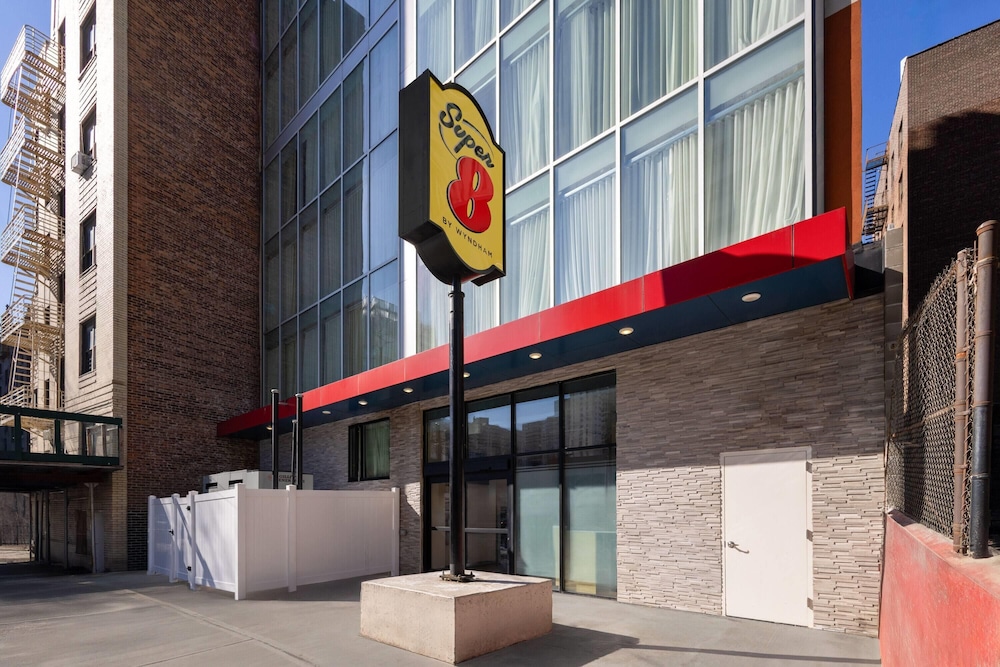 Super 8 by Wyndham Bronx Near Stadium 35/40