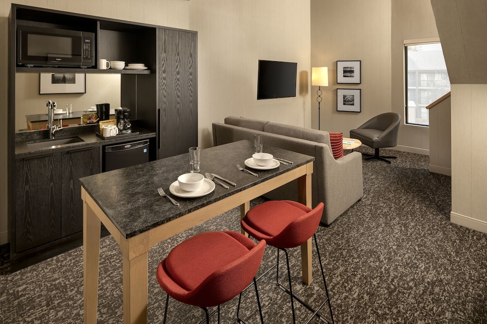 Peaks Hotel & Suites 38/50