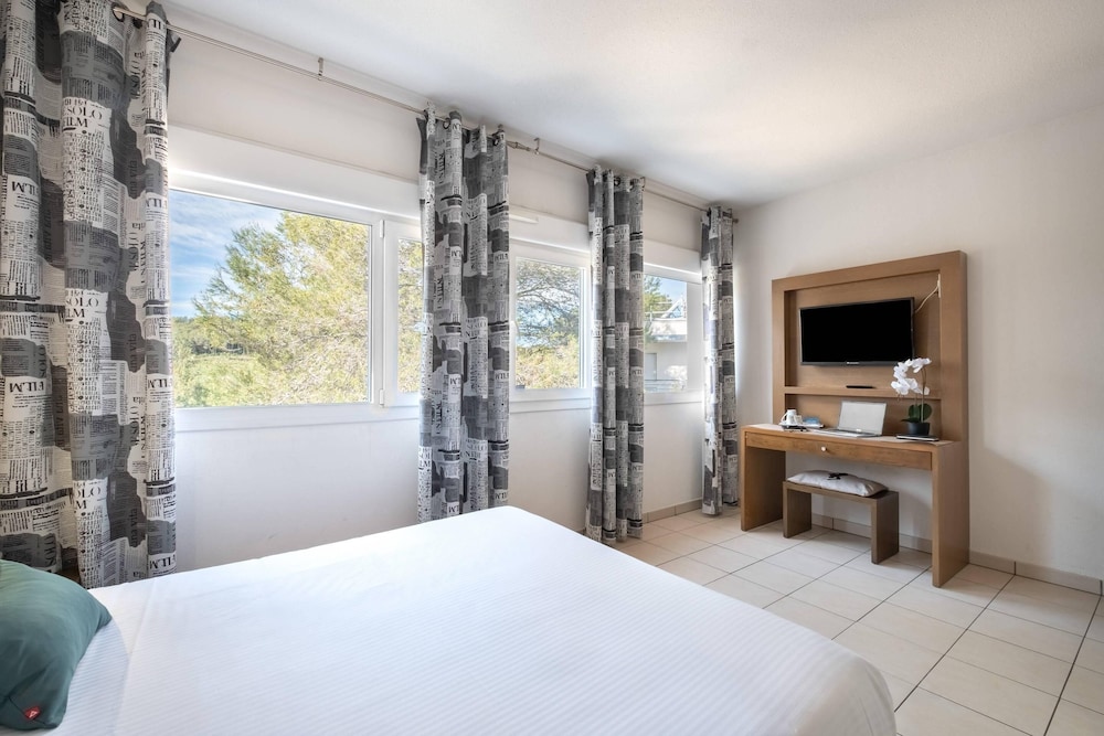 ROOM, QUEEN BED