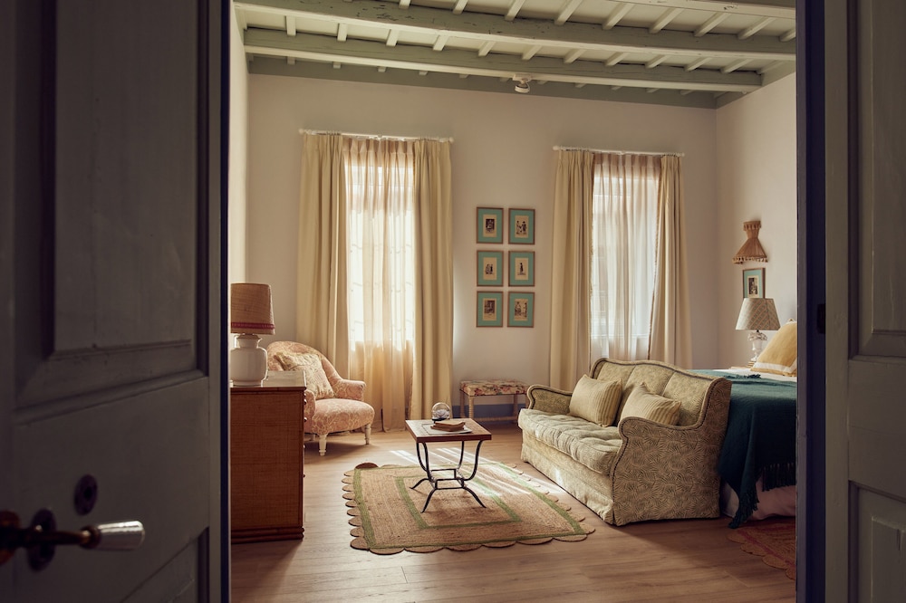 Cristine Bedfor Mahon Boutique Hotel 42/60