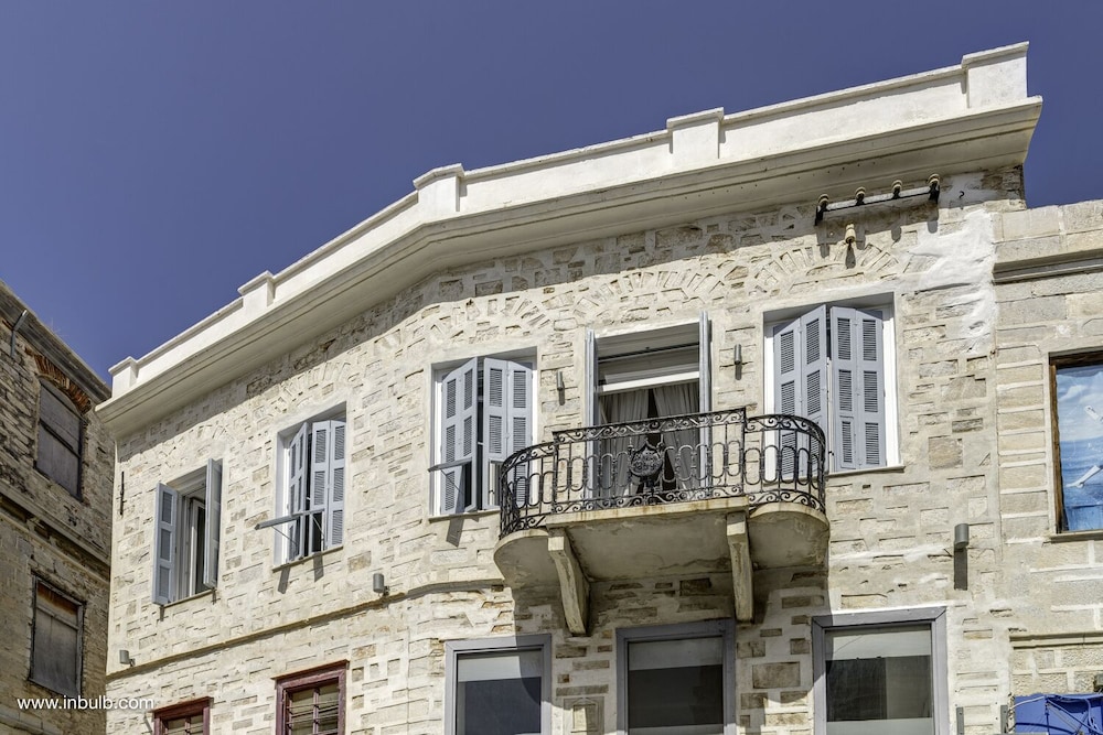 1844 Suites 7/61