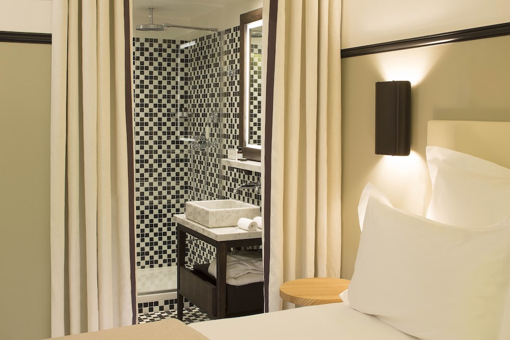The Chess Hotel 22/44
