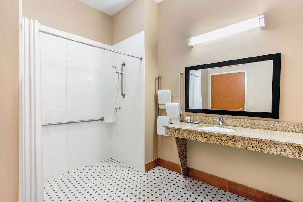 Spark by Hilton Plainfield Indianapolis Airport 43/43