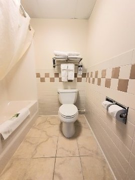 AmericInn by Wyndham Waconia 78/80