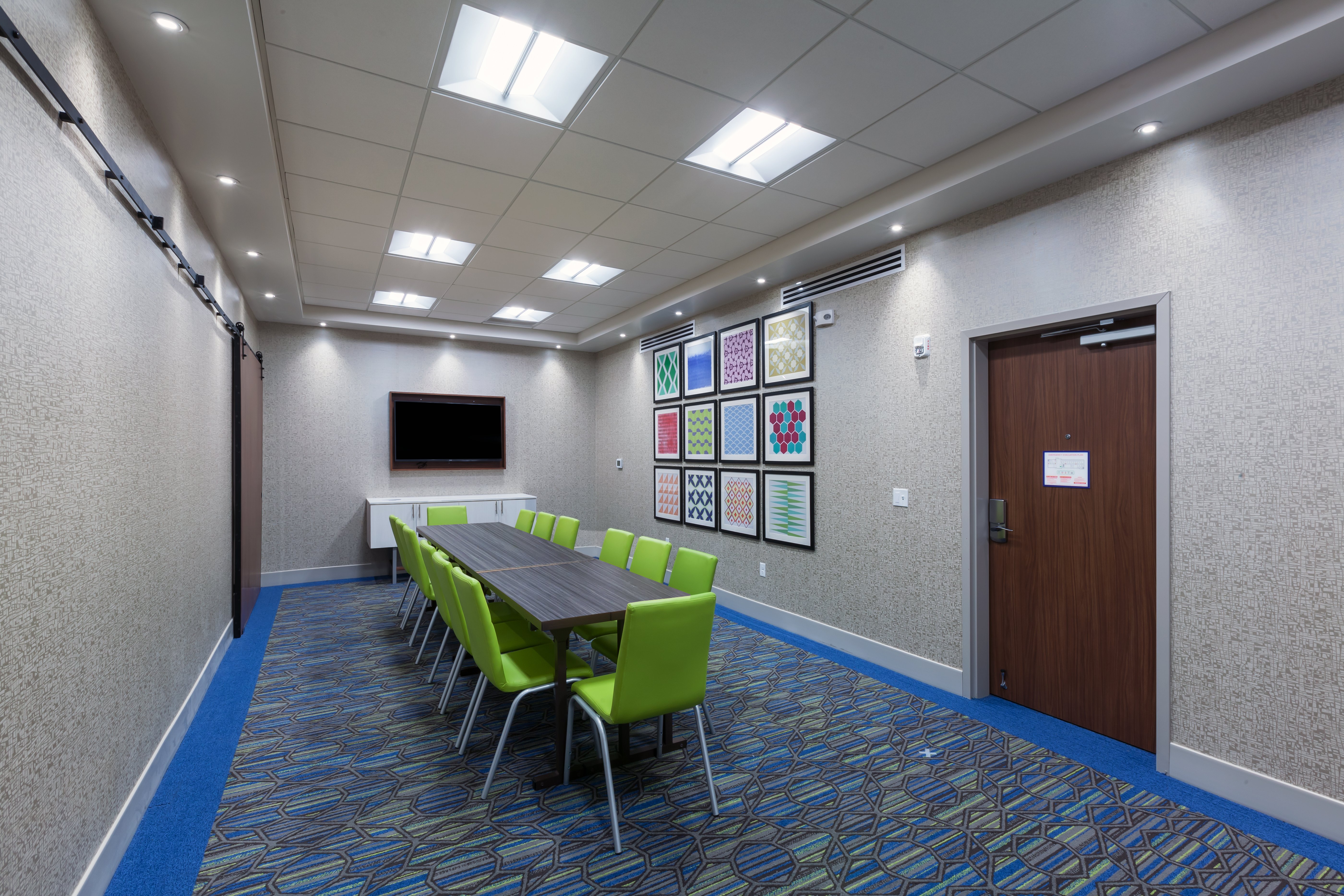 HOLIDAY INN EXPRESS & SUITES TULSA SOUTH - WOODLAND HILLS 53/62