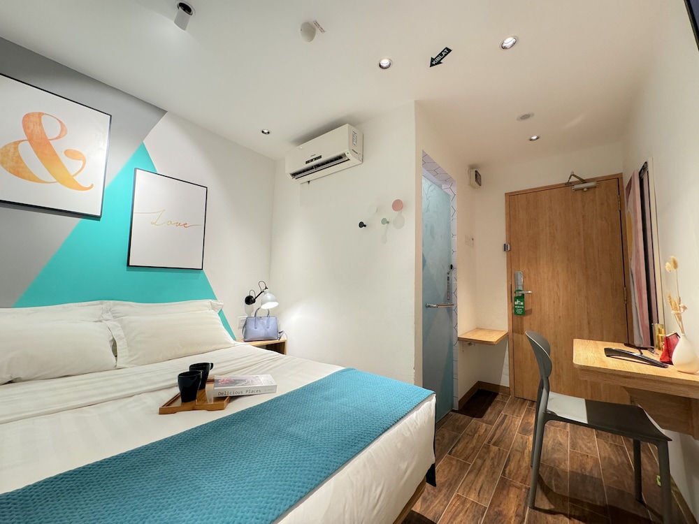 MODERN, QUEEN BED
