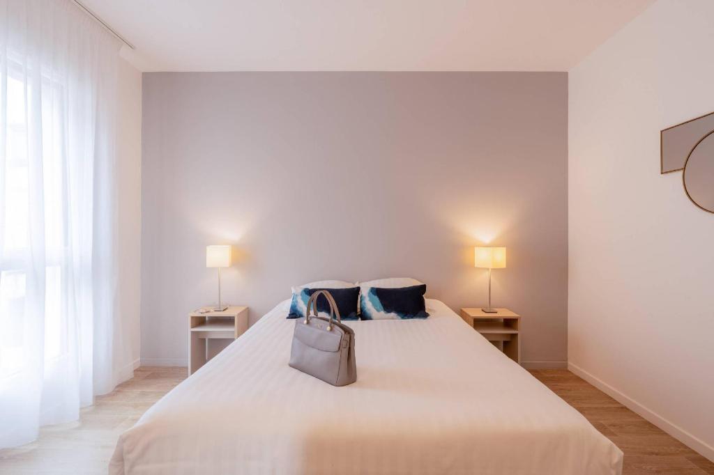 Upgrade, Queen Bed