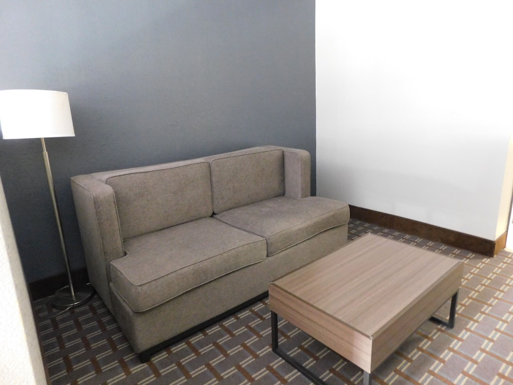 Days Inn & Suites By Wyndham Downtown Gatlinburg Parkway 38/68