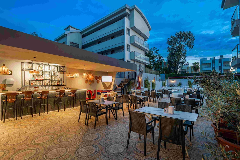 A Hotel Side 40/54