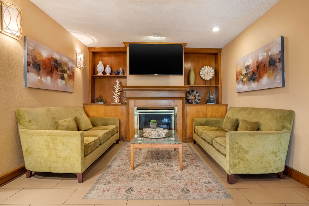 Econo Lodge Inn & Suites Foley-North Gulf Shores 28/40