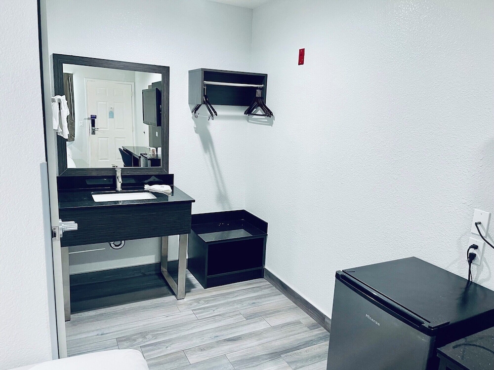 Motel6 San Bernardino, CA - North 42/58