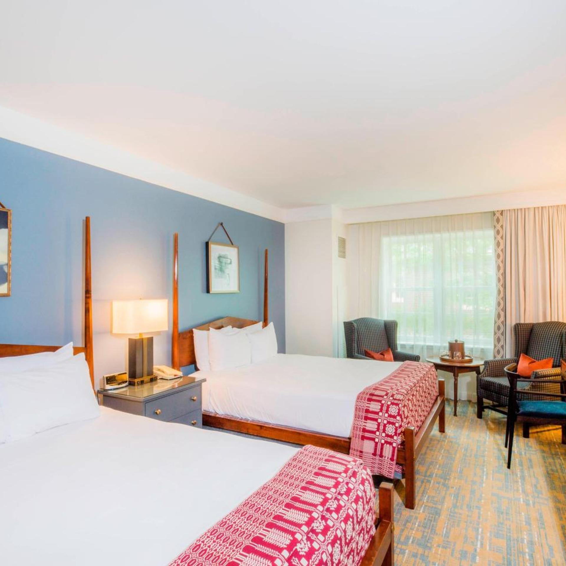 غرفة ديلوكس بسرير كوين، Williamsburg Lodge 3/9